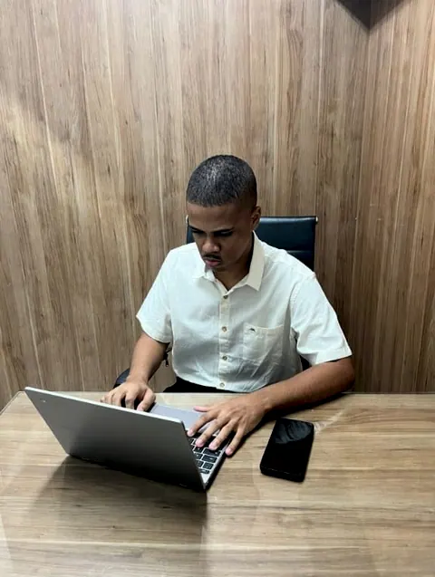 Contador trabalhando no notebook, na mesa do escritório