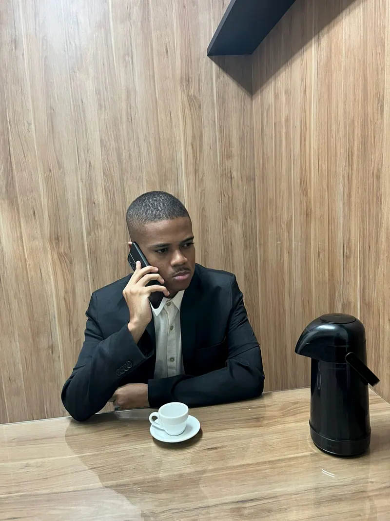 Contador ao telefone na mesa do escritório